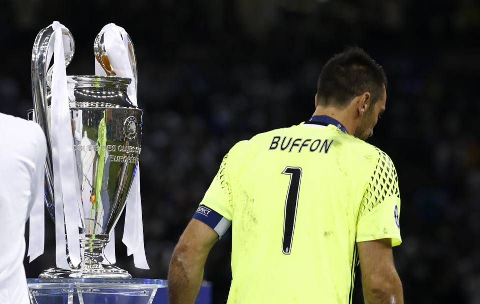 Gigi Buffon sfila da sconfitto davanti alla Champions League. Reuters